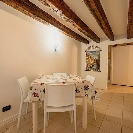 Casa Leone- Cozy And In דירה ונציה